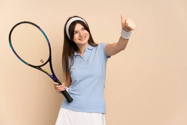 Giovane Ragazza Ucraina Tennista Oltre Muro Isolato Dando Pollice Gesto — Foto Stock