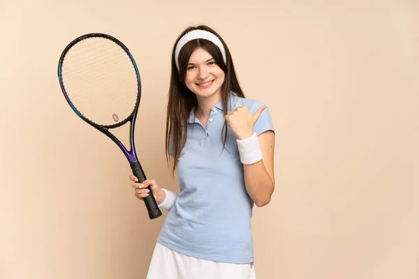 Jeune Joueuse Tennis Ukrainienne Sur Mur Isolé Donnant Pouce Geste — Photo