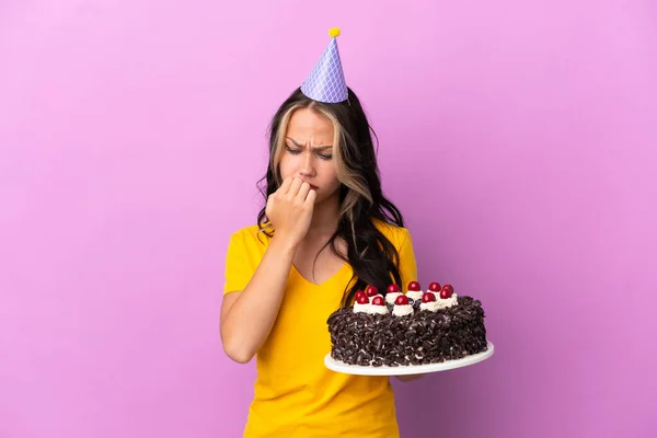 Nastoletnia Rosjanka Trzyma Tort Urodzinowy Odizolowany Fioletowym Tle Mając Wątpliwości — Zdjęcie stockowe