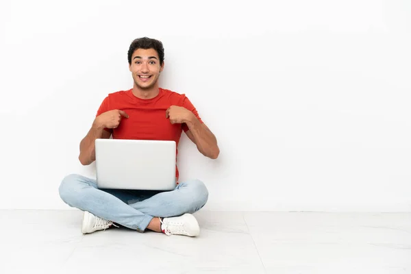 Καυκάσιος Όμορφος Άντρας Φορητό Υπολογιστή Που Κάθεται Στο Πάτωμα Έκφραση — Φωτογραφία Αρχείου