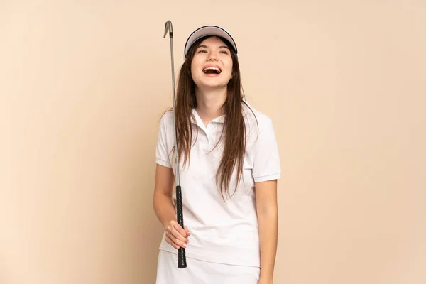Junge Ukrainische Golferin Isoliert Auf Beigem Hintergrund Lachend — Stockfoto