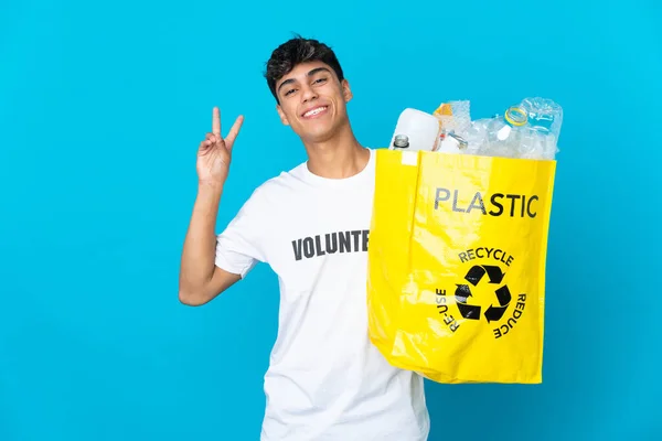 Sosteniendo Una Bolsa Llena Botellas Plástico Para Reciclar Sobre Fondo — Foto de Stock