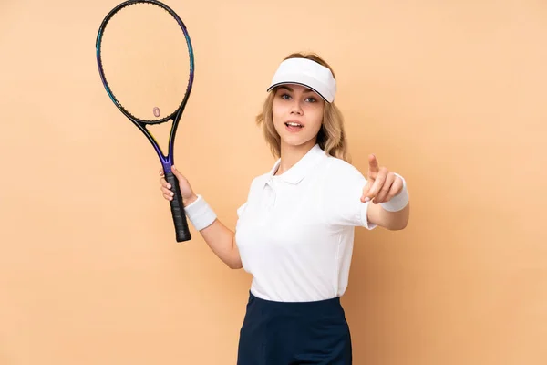 Tiener Russisch Meisje Geïsoleerd Beige Achtergrond Spelen Tennis — Stockfoto