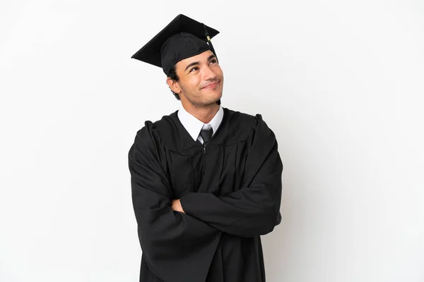 Молодий Випускник Університету Над Ізольованим Білим Тлом Дивлячись Вгору Посміхаючись — стокове фото
