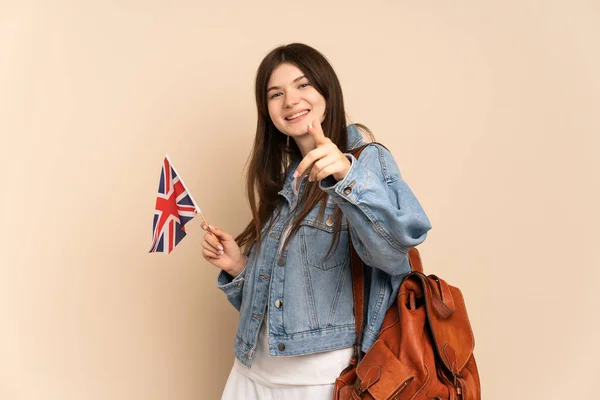 Młoda Ukraińska Dziewczyna Trzyma Flagę Wielkiej Brytanii Odizolowany Beżowym Tle — Zdjęcie stockowe
