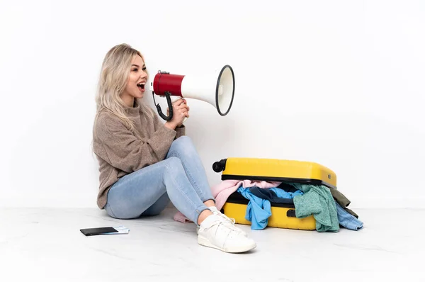 Teenager Ragazza Bionda Con Una Valigia Piena Vestiti Seduti Sul — Foto Stock