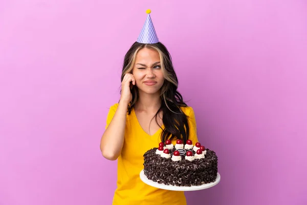 Adolescente Rusa Chica Sosteniendo Pastel Cumpleaños Aislado Sobre Fondo Púrpura —  Fotos de Stock