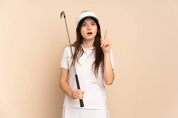 Giovane Ragazza Golfista Ucraino Isolato Sfondo Beige Pensando Idea Puntando — Foto Stock