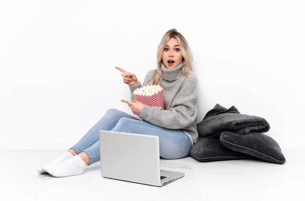 Adolescente Ragazza Bionda Mangiare Popcorn Mentre Guarda Film Sul Computer — Foto Stock