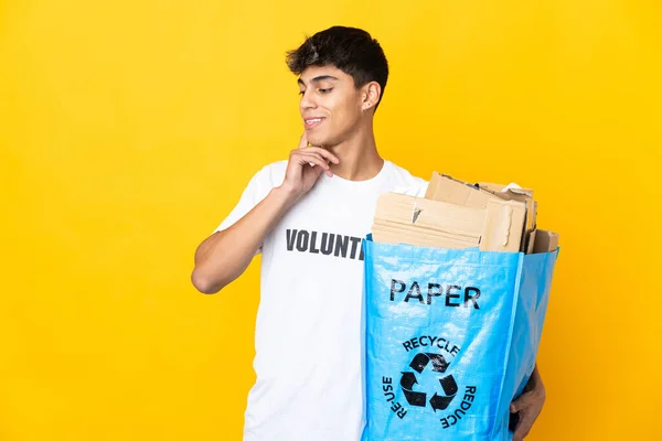 Hombre Sosteniendo Una Bolsa Reciclaje Llena Papel Para Reciclar Sobre — Foto de Stock