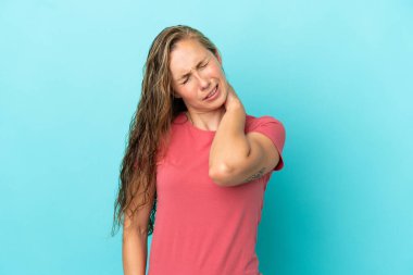 Mavi arka planda boynu ağrıyan beyaz bir kadın.