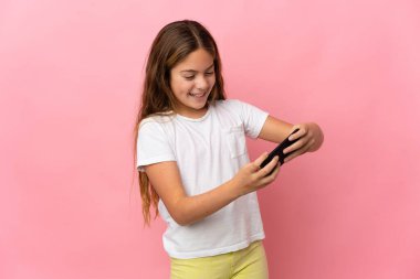 Cep telefonuyla oynayan izole edilmiş pembe arka plan çocuğu