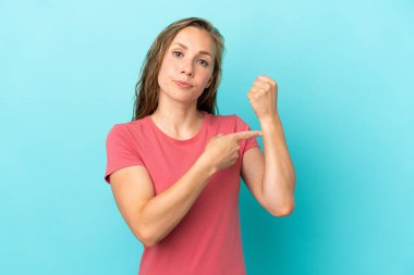 Mavi arka planda izole edilmiş beyaz bir kadın geç kalma jesti yapıyor.