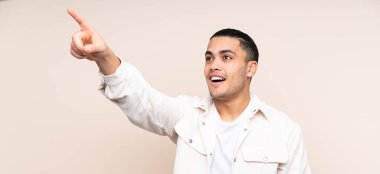 Asyalı yakışıklı, soyutlanmış bir geçmişi var.