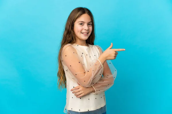 Menina Sobre Fundo Azul Isolado Apontando Dedo Para Lado — Fotografia de Stock