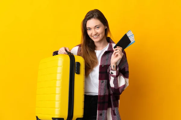 Mladé Irsko Žena Izolované Žlutém Pozadí Dovolené Kufrem Cestovním Pasem — Stock fotografie