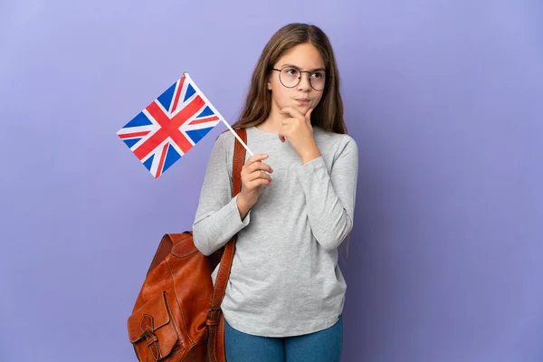 Dítě Držící Vlajku Spojeného Království Nad Izolovaným Pozadím Pochybnostmi — Stock fotografie