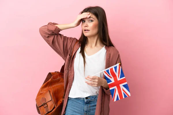 Junge Kaukasische Frau Mit Einer Britischen Flagge Auf Rosa Hintergrund — Stockfoto