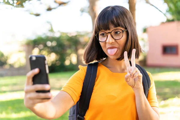 Giovane Studentessa Parco Utilizzando Telefono Cellulare — Foto Stock