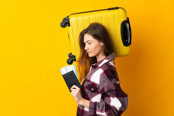 Giovane Donna Irlandese Isolata Sfondo Giallo Vacanza Con Valigia Passaporto — Foto Stock