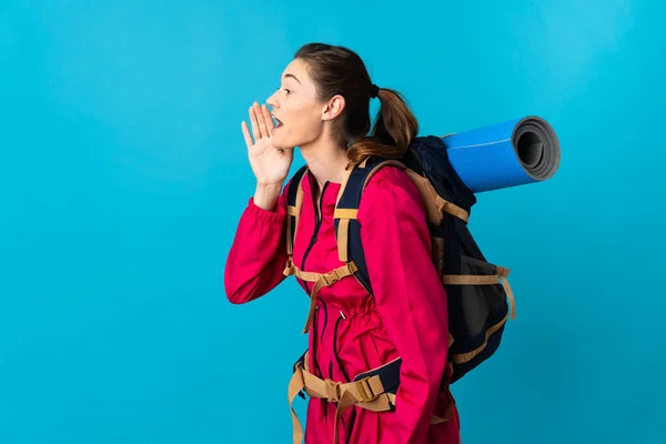 Mujer Joven Montañista Sobre Fondo Azul Aislado Gritando Con Boca — Foto de Stock