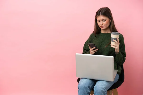 Junge Kaukasische Frau Auf Einem Stuhl Sitzend Ihren Laptop Isoliert — Stockfoto