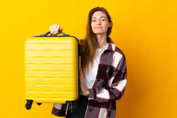 Junge Irin Isoliert Auf Gelbem Hintergrund Urlaub Mit Reisekoffer — Stockfoto