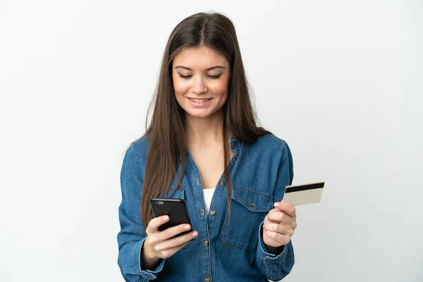 Jonge Blanke Vrouw Geïsoleerd Witte Achtergrond Kopen Met Mobiele Telefoon — Stockfoto