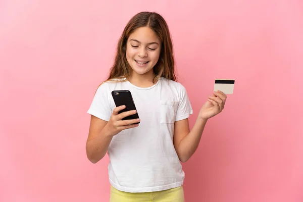 Kind Geïsoleerde Roze Achtergrond Kopen Met Mobiele Telefoon Met Een — Stockfoto
