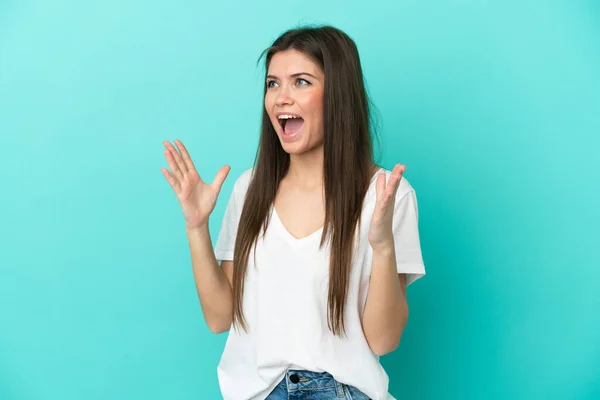 Mujer Joven Caucásica Aislada Sobre Fondo Azul Con Expresión Facial — Foto de Stock