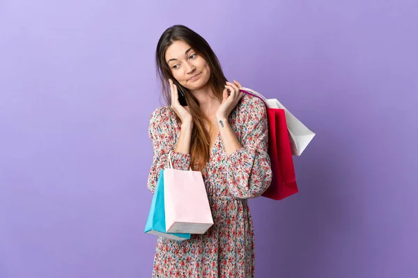 Mujer Joven Irlanda Aislada Sobre Fondo Púrpura Sosteniendo Bolsas Compras — Foto de Stock