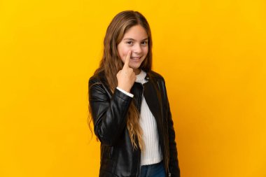 İzole edilmiş sarı arka planda bir şey gösteren çocuk