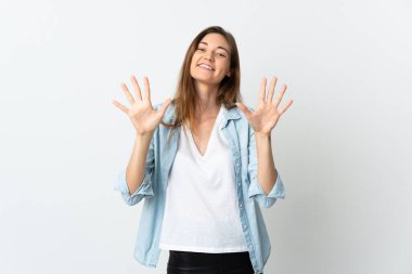 Beyaz arka planda izole edilmiş genç İrlandalı kadın parmaklarıyla 10 kişi sayıyor