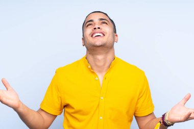 Asyalı yakışıklı bir adam, izole edilmiş arka planda gülümsüyor.