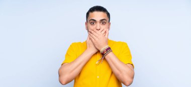 Asyalı yakışıklı adam izole edilmiş arka planda ağzı elleriyle kapatıyor.