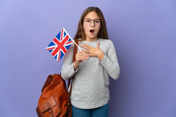 Niño Sosteniendo Una Bandera Del Reino Unido Sobre Fondo Aislado —  Fotos de Stock