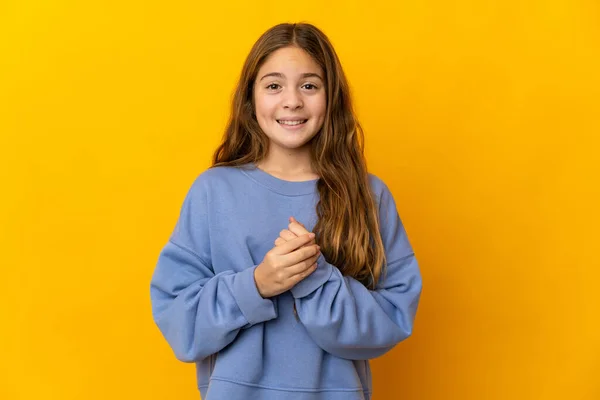 Kind Geïsoleerde Gele Achtergrond Lachen — Stockfoto