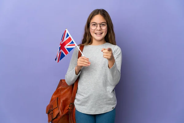 Dítě Držící Britskou Vlajku Nad Izolovaným Pozadím Překvapené Ukazuje Dopředu — Stock fotografie