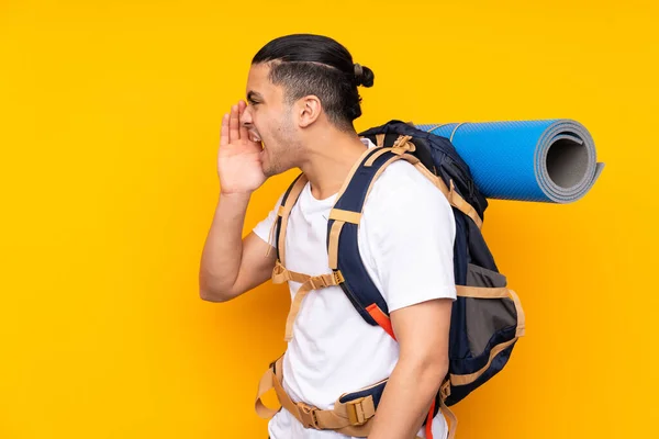 Jovem Montanhista Asiático Homem Com Uma Grande Mochila Isolada Fundo — Fotografia de Stock