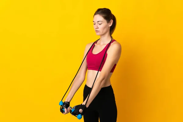 Jovem Irlanda Mulher Isolada Fundo Amarelo Com Corda Salto — Fotografia de Stock