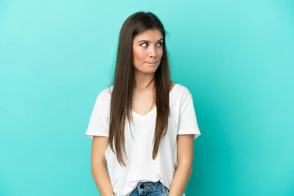 Joven Mujer Caucásica Aislada Sobre Fondo Azul Teniendo Dudas Mientras —  Fotos de Stock