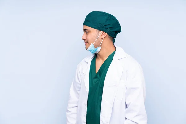 Cirurgião Homem Com Uniforme Isolado Fundo Azul Olhando Para Lado — Fotografia de Stock