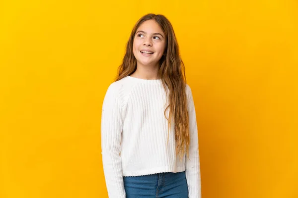 Kind Geïsoleerde Gele Achtergrond Denken Een Idee Tijdens Het Omhoog — Stockfoto