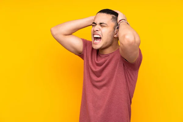 Ásia Bonito Homem Isolado Amarelo Fundo Fazendo Surpresa Gesto Enquanto — Fotografia de Stock