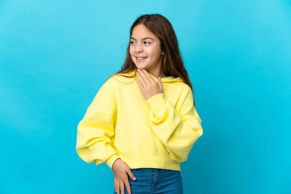 Menina Sobre Fundo Azul Isolado Olhando Para Cima Enquanto Sorrindo — Fotografia de Stock