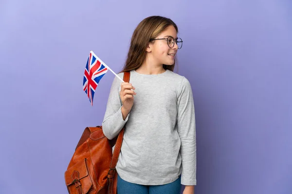 在孤立的背景图侧面举着英国国旗的儿童 — 图库照片