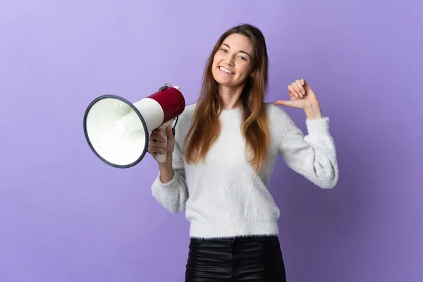 Mujer Joven Irlanda Aislada Sobre Fondo Púrpura Sosteniendo Megáfono Orgullosa —  Fotos de Stock