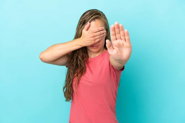 Mujer Joven Caucásica Aislada Sobre Fondo Azul Haciendo Stop Gesture —  Fotos de Stock