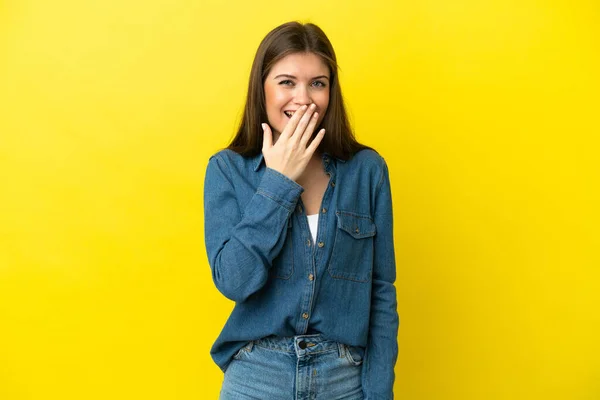 Junge Kaukasische Frau Isoliert Auf Gelbem Hintergrund Glücklich Und Lächelnd — Stockfoto