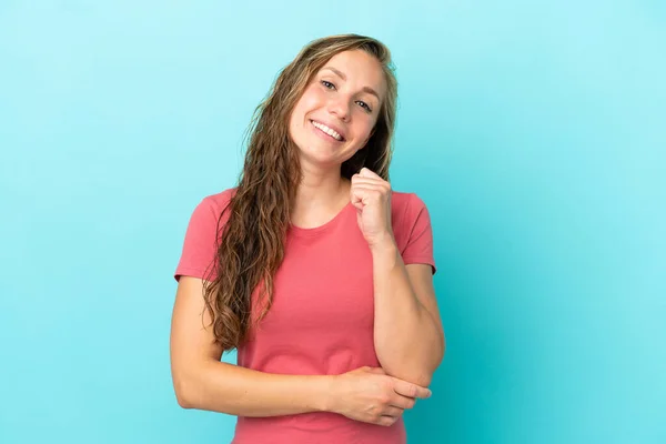 Jonge Kaukasische Vrouw Geïsoleerd Blauwe Achtergrond Lachen — Stockfoto